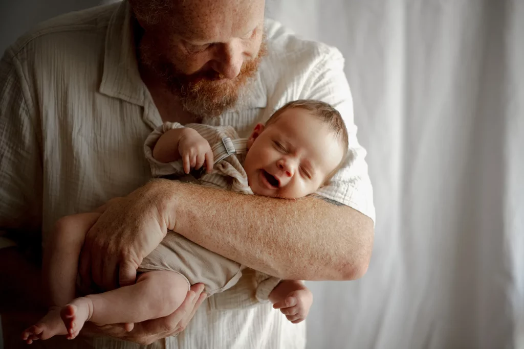 Photographe à Limoges – instant de complicité entre papa et bébé à la maison.