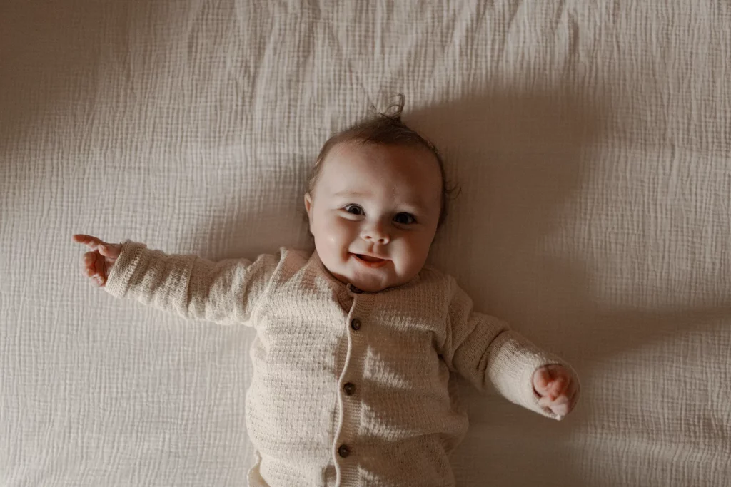 Portrait de bébé à domicile à Limoges – lumière du matin et atmosphère apaisante.