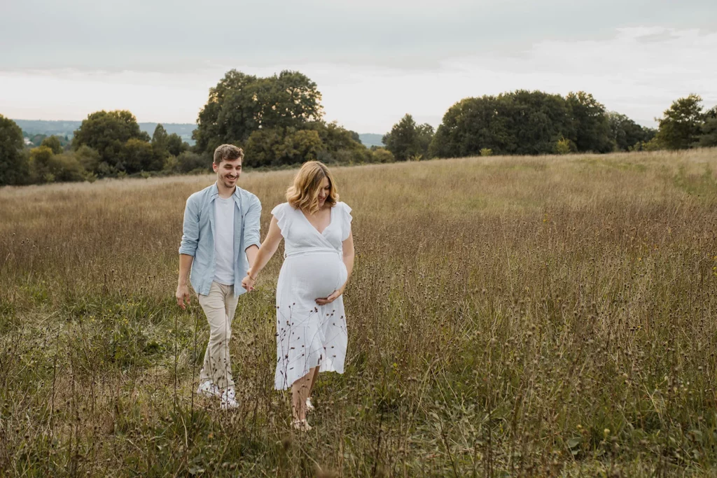 Photo de grossesse naturelle dans la campagne limousine
