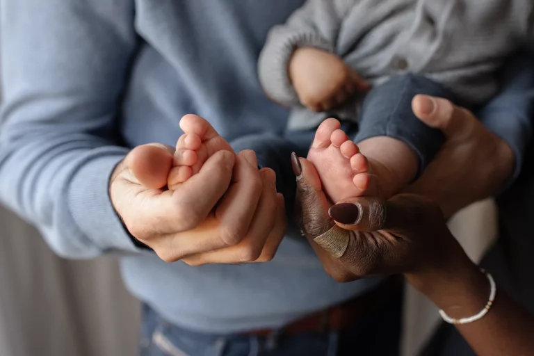 Détails sur les pieds du bébé en studio à Limoges