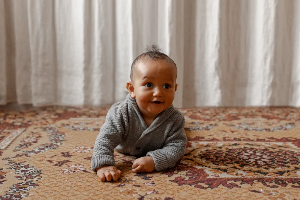 Portrait de nouveau-né en studio – lumière naturelle et tons neutres.