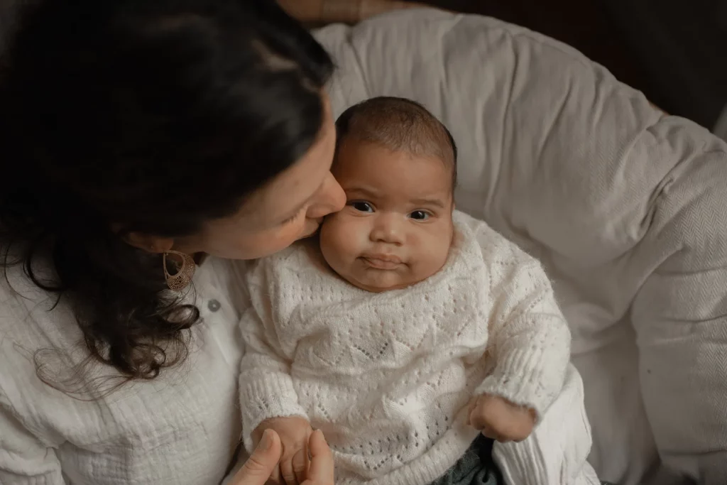 Détails du visage d’un nouveau-né – photo en studio à la lumière naturelle.