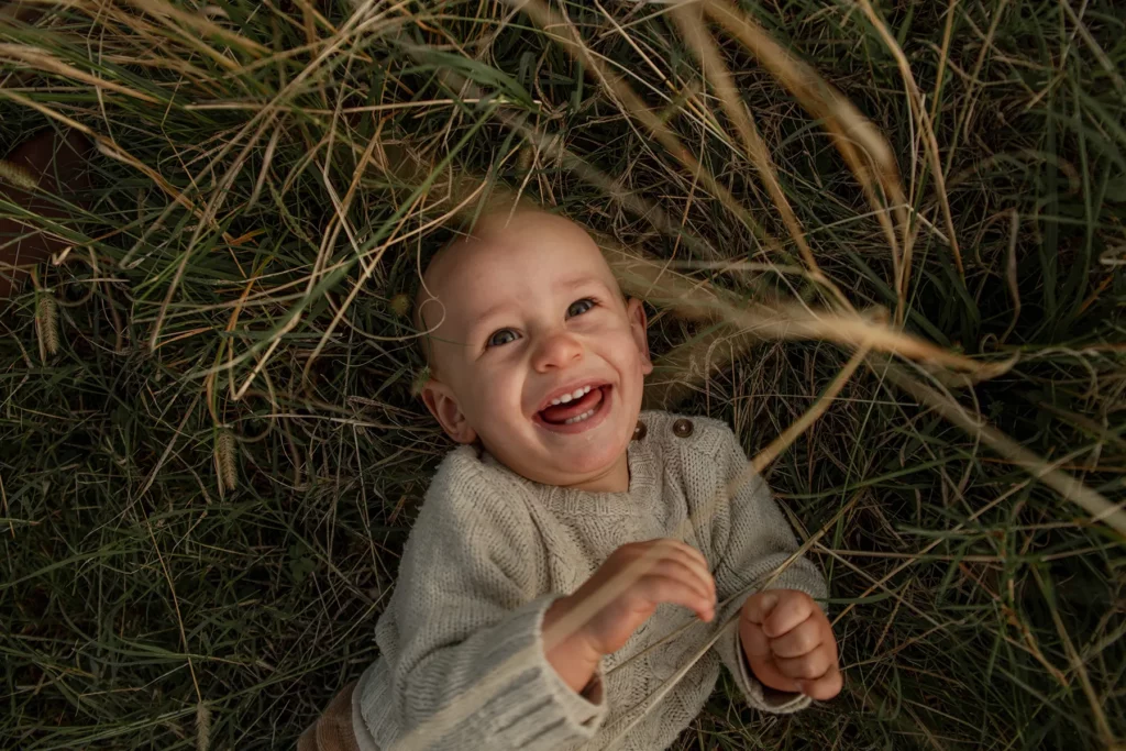 Reportage photo de naissance à l’extérieur – lumière douce et instants sincères.