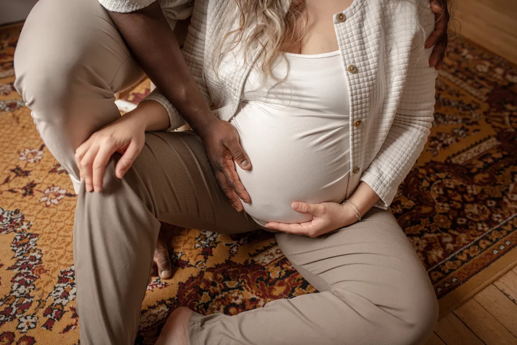 Séance photo de grossesse cocooning à Limoges en studio en couple zoom sur le ventre