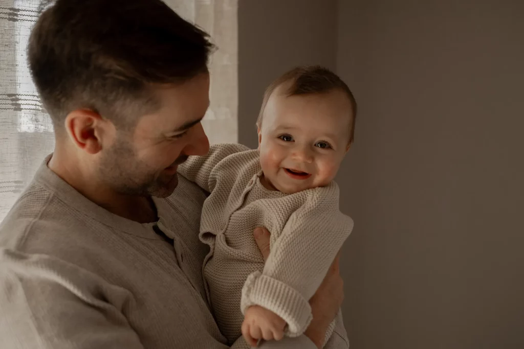 Photographe naissance – souvenirs de famille capturés dans la douceur du quotidien.